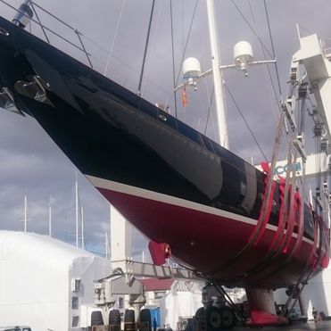 APM Servicios Náuticos embarcación negra con rojo